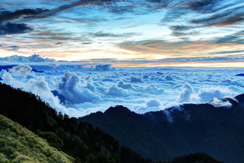neptunesbounty:  Magical sea of clouds by David-Shih on Flickr. 