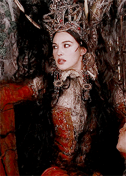 theqveenofthornsarchive: Monica Bellucci in The Brothers Grimm (2005)