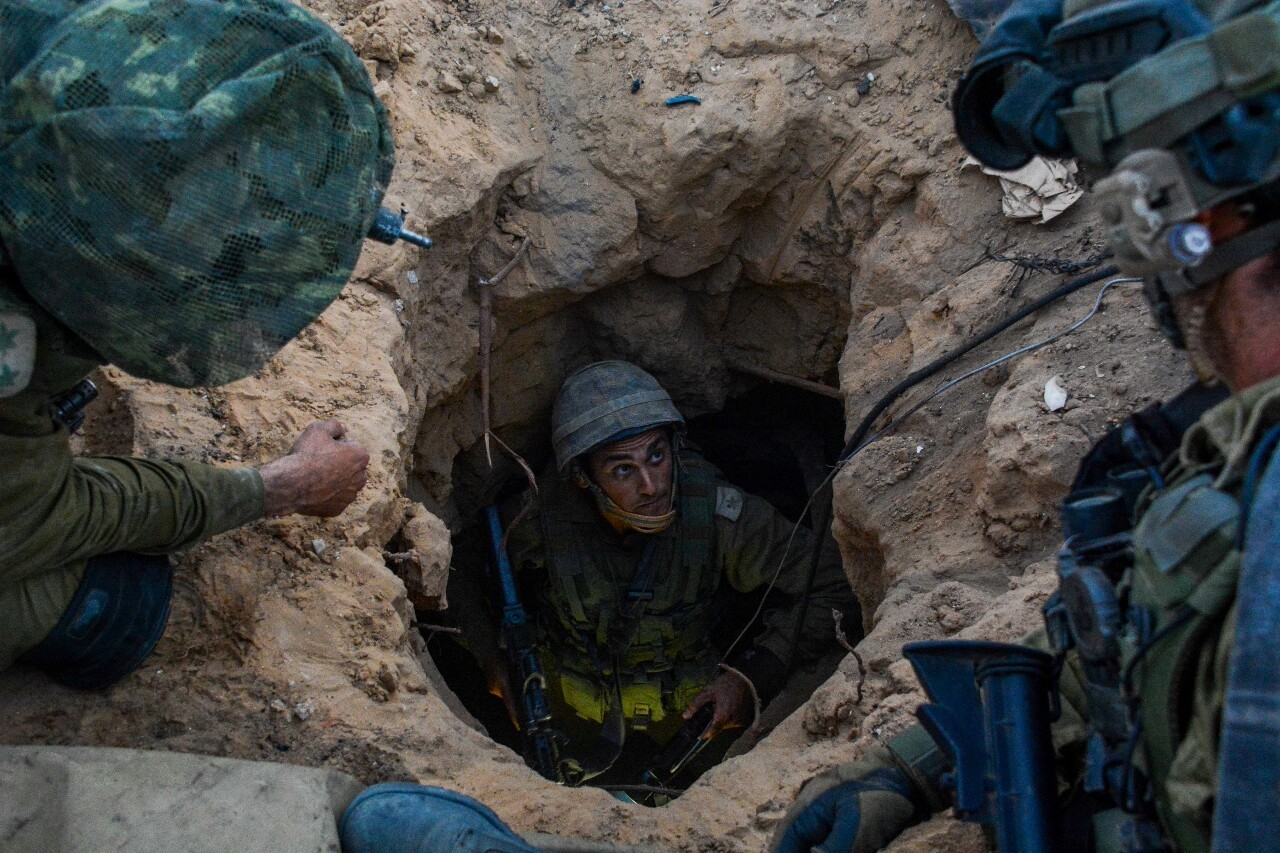semperannoying:  Pictures of Israeli Defense Force members engaging in Operation