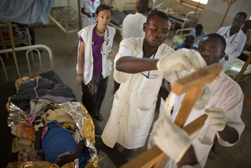 Photo by Ton Koene
The upheaval in Central African Republic has meant HIV treatment interruptions and mounting medical needs. Meanwhile, health workers flee with their families to safety and the malaria season starts. MSF tries to respond to this...