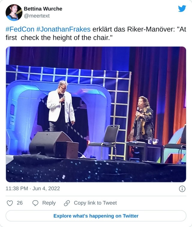 #FedCon #JonathanFrakes erklärt das Riker-Manöver: "At first check the height of the chair." pic.twitter.com/QOrj34W7Iz — Bettina Wurche (@meertext) June 4, 2022