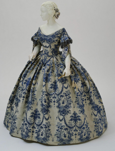 tabodesign:
“This evening dress perfectly exemplifies the bell-shape of the mid 19th century. So beautiful!
”