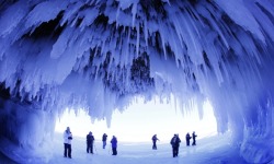 guardian:  Bitter cold turns caves on Great Lakes into stunning ice sculptures – in pictures It’s been so cold for so long in the midwest that the Great Lakes are almost completely covered with ice. The last time they came this close was in 1994,