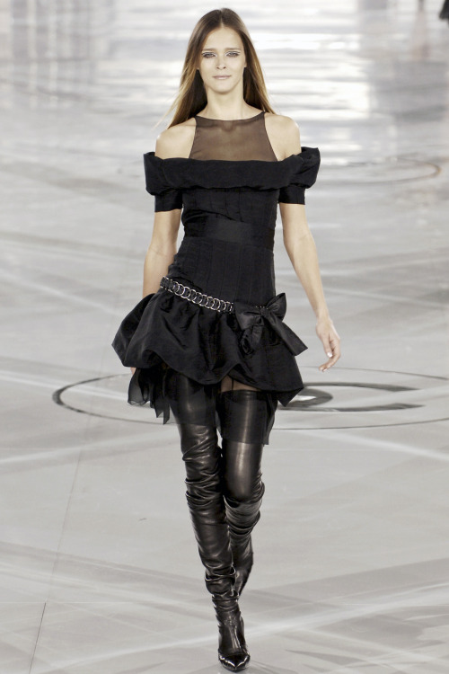 fromobscuretodemure: Carmen Kass at Chanel F/W 2005-06.