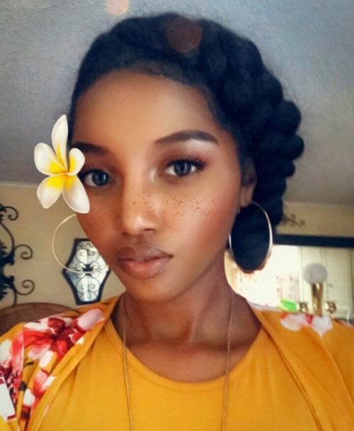 kera-angelique:This filter has some nerve matching my outfit. Ole Moana head ass lol