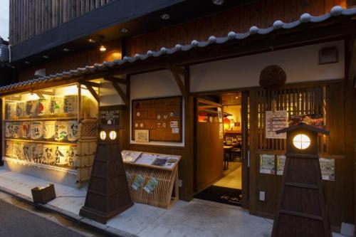 17蔵元の代表銘柄を飲み比べ♪100種の日本酒がそろう、京都・伏見の新名所「伏水酒蔵小路」