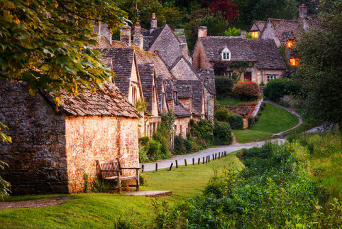 vacilandoelmundo:With rolling hills, rows of honey-colored cottages, and stone bridges, the Cotswold