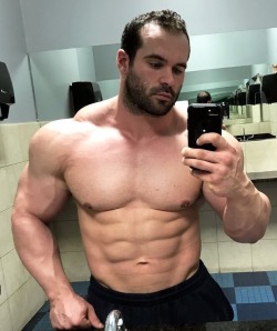 musclegodselfies:  Tim Reed