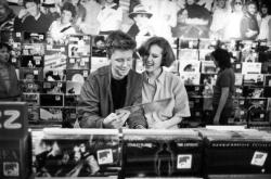 kissingeverysinglenight:  huade:  doe-eyes:  nineteeneighties: Anthony Michael Hall and Molly Ringwald in a record shop during a break while filming The Breakfast Club, 1984  ultimate teen dream couple  BABIESSSS  Black and white couples blog 