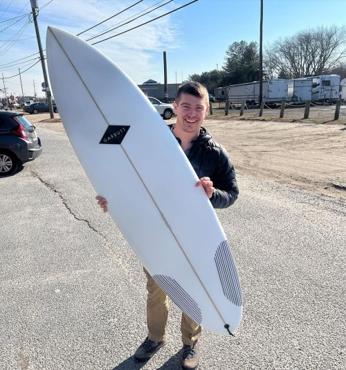@m_r_ack picking up his new 5’10” just in time to jump on a plane to PR with some surf on the forecast!
https://www.instagram.com/p/CYuPcLNlLe0/?utm_medium=tumblr