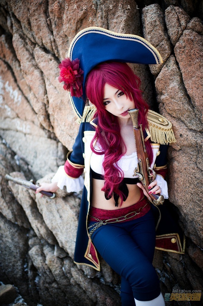 league-of-legends-sexy-girls:  Miss Fortune Cosplay #1 http://lol.tgbus.com/tu/cos/208670.shtml