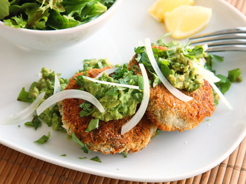 vegan-yums:  Chickpea Cakes with Mashed Avocado / Recipe