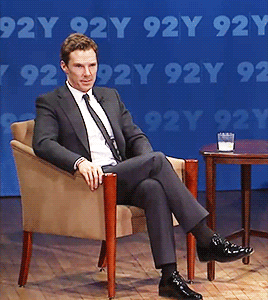 love-in-mind-palace:stephenstrvnge:Benedict looking for a fan who’s asking a question.Can he stop be