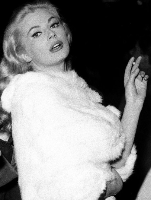 womeninfilmsmoking:Anita Ekberg Mmmmm
