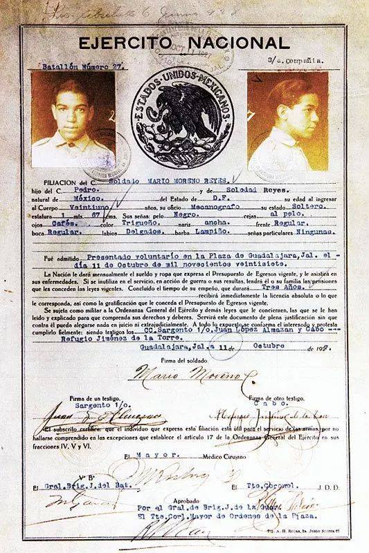 cazadordementes:
“ En 1928, Mario Moreno «Cantinflas» a los 16 años se enlistó en el Ejército Mexicano. El 23 de mayo de ese mismo año, su padre envió una carta solicitando su baja, comprobando que su hijo tenía 16 años y no 21 como lo había...