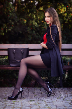 razumichin2:  Ariadna in red and black(via …help! I have nothing to wear! - kobiecy blog o modzie / by Ari_Maj) 