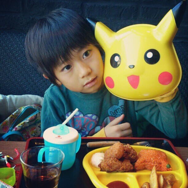 I want this kid’s lunch… And the cute mini-tray/holder! I’d need a couple more wings, though, so it’d have to be a Pikachu Lunch XL.
I found this while looking for photos of the Pikachu 3DS XL that will release in the U.S. next Sunday. Azu__azu shot...