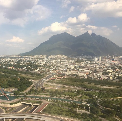 El cerro de La Silla desde las alturas.