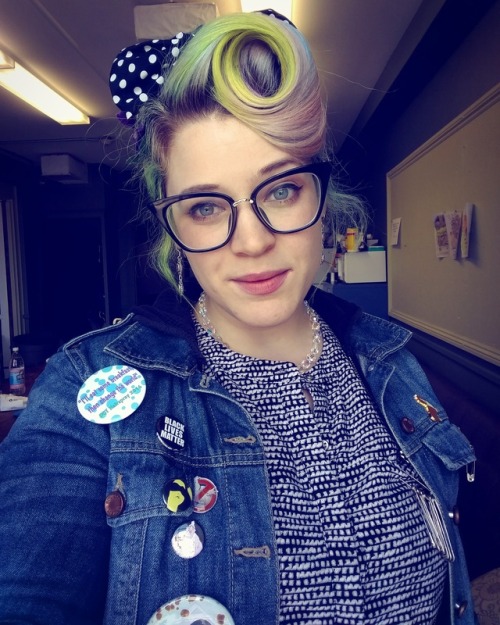 cambriakilgannon:molliedollie:Some of my crazy cute rockabilly hair this weekUm, holy wow