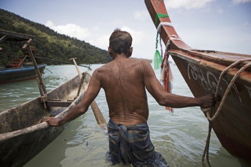 globalonenessprojectmagazine: From the photo essay Moken Sea Nomads by Taylor Weidman of vanishingcu