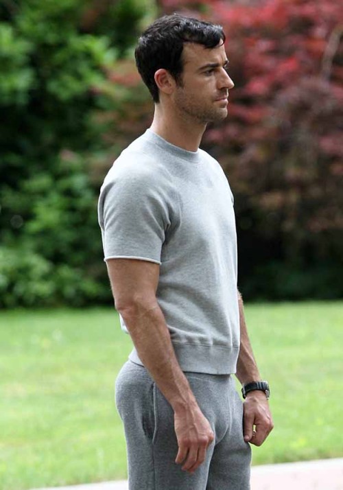 mancrushoftheday:  hombresdesnudo2:  Justin Theroux!!!   I notice dat so I text my friend.. that boy is packing….