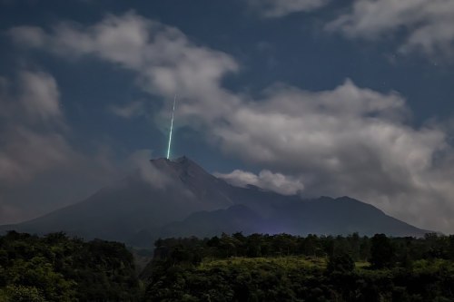 worldcircus: Photographer Gunarto Song captured a remarkable photo of a meteor falling “i
