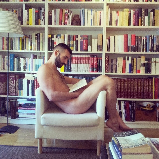 mrteenbear:  Si no puedes con el enemigo… #naked #books #library #beard #postureo