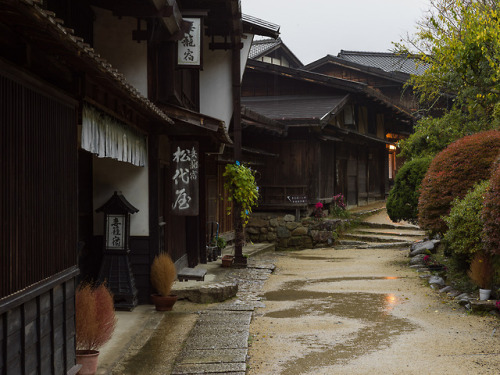 thekimonogallery:Old town of Tsumago, Japan in the rain.  Photography by Bernard Languillier on Flic
