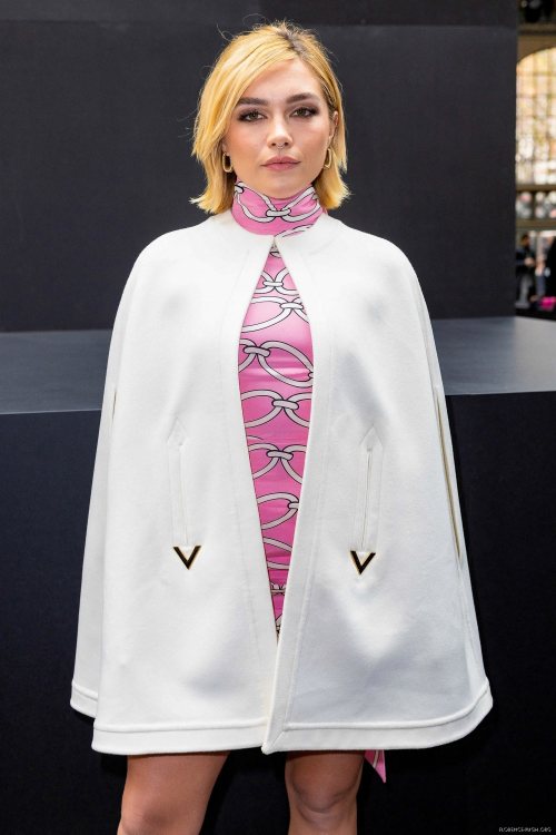 itsdarkinsidee25:  Florence Pugh en el evento Valentino: Paris Fashion Week - Spring/Summer