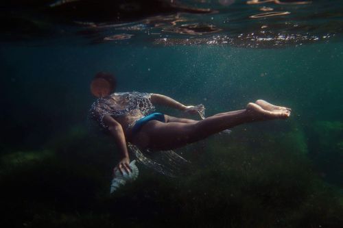 #underwaterphotography @natalia_kovachevski #model : @floriane.gagneux #pearlnet : @fleurs_attitude 