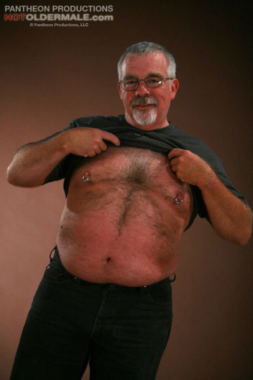 einheri:  hdwaxman:  Odio los anillos de los pezones, pero mira el tamaño de ese pito   More hot daddies on http://einheri.tumblr.com