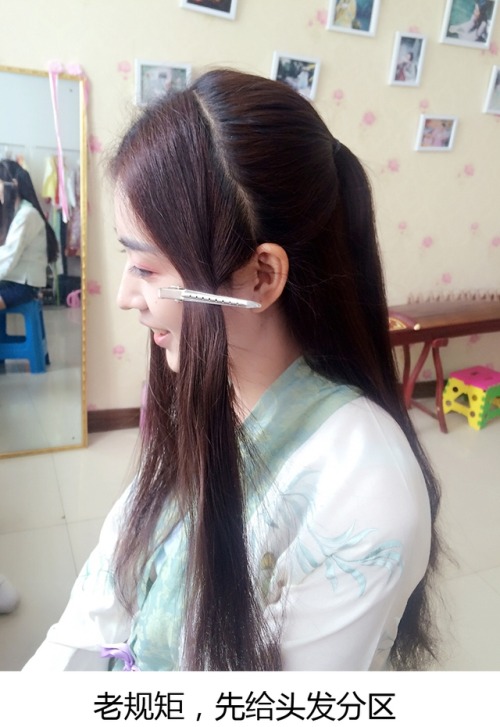 ziseviolet: Hairstyle tutorial for traditional Chinese Hanfu, Part 2/? This elegant updo uses one hair piece and several hair accessories to create a classic look that goes with any outfit. (Source) 