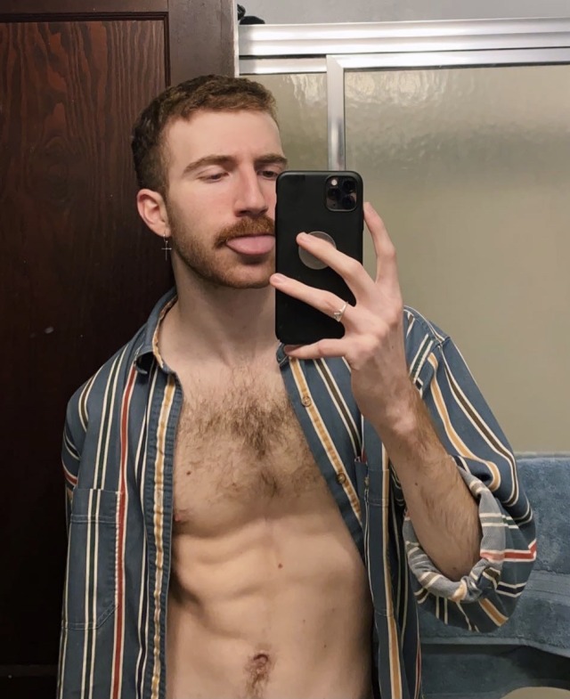 lumberzachary:As the eternally wise Cupcakke once said, “Lick, lick, lick, lick.”  Sexy ginger guy