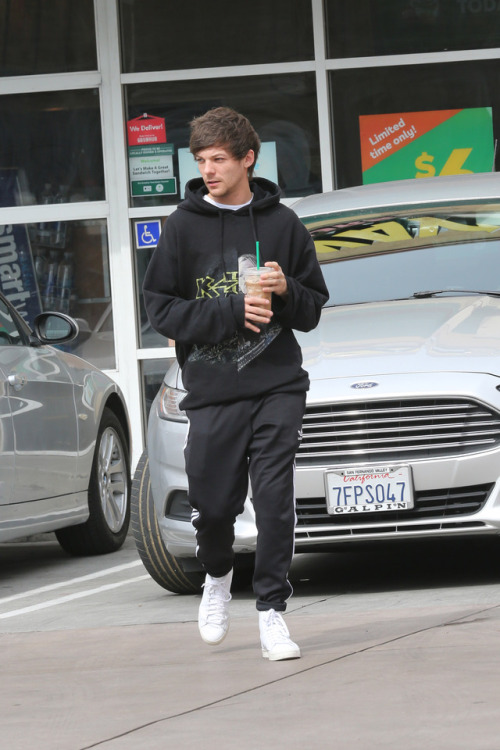 trackingonedirection: Louis Tomlinson out in LA. (16/02/2017)Part 1/3