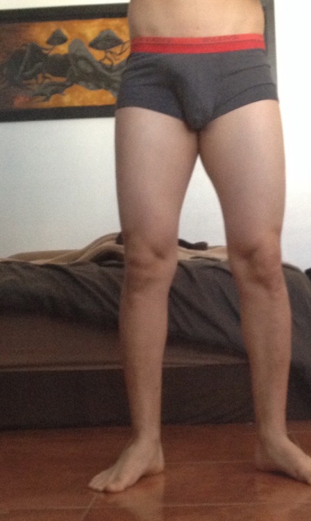 fotosgaysincensura:  Heterito engañado  Aquí les dejo este machito con buen cuerpo y una esquicita verga cabezona para pasarle la lengua mmmm   Rebloguea para más 