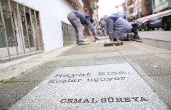 okuryazarlar:  Cemal Süreya’nın şiirleri Kadıköy Belediyesi tarafından sokaklara yazılıyor.  