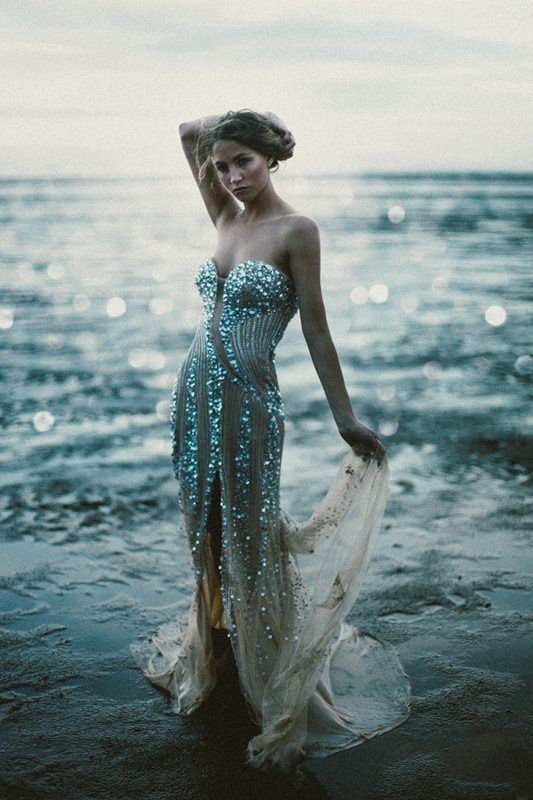 his-magnolia:  theglitterguide: (via . | Women)  mermaid dress 💗❤️💗 