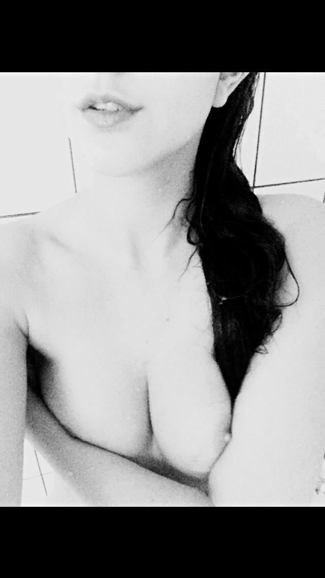 becomingtiger:  shower-selfies! ❤️