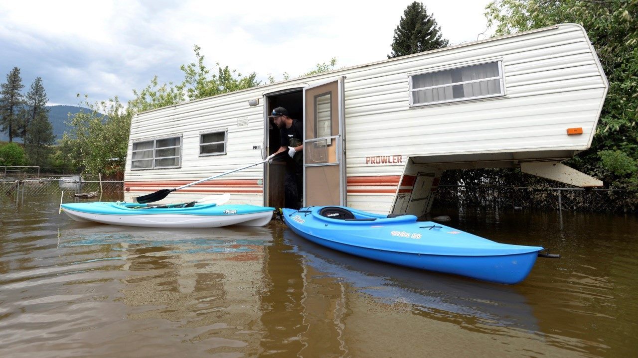 CALENTAMIENTO E INUNDACIONES. Las altas temperaturas durante la última semana provocaron el derretimiento rápido de nieve extremadamente pesada, aumentando el cauce en muchos ríos en Columbia Británica, Canadá, provocando inundaciones y la evacuación...