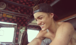 garoto-da-manha:  FOLLOW ME IF U LOVE FINN OR JACK HARRIES &lt;3 no We Heart It - http://weheartit.com/entry/117697052