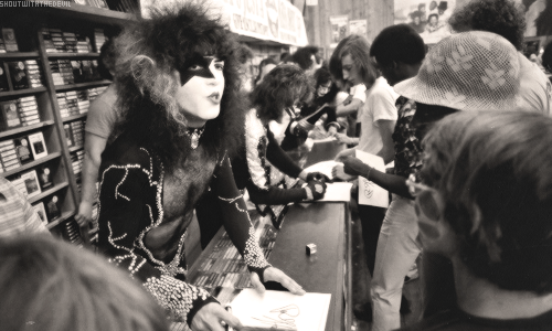 jessywhisper:  shoutwiththedevil: Paul Stanley at Peaches Records on August 14, 1976.  why the hell couldnt i have been born in the 70s like what the fuck…..