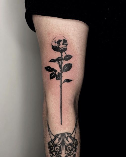 ig: loz_tattooer blackw;flower;skull