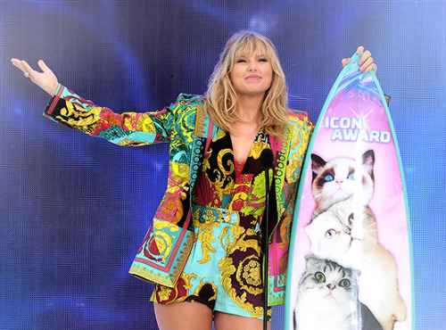 yournastyscars:Taylor Swift accepts the Teen Choice Icon Award onstage during FOX’s Teen Choic