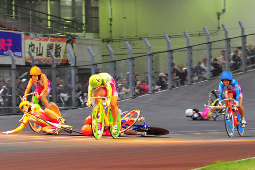 ainomiho: OMG…..Falling,japanese Womens'keirin,