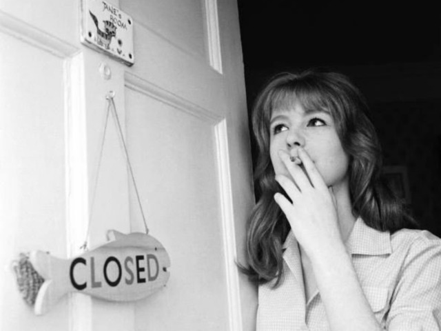 7 August 1963, 17-year-old Jane smoking in the doorway of her room🌺🌺🌺
Via @lovely_janeasher on Instagram🌺