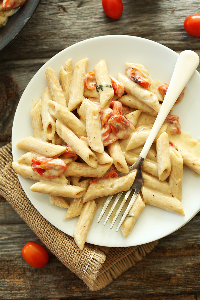 wor-kout:  veganinspo:  Creamy Vegan Garlic Pasta with Roasted Tomatoes   