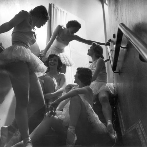 undr:Top 2021. &frac12;1. Nina Leen. 1957. 2. Bert Hardy. Between Shows. 1950