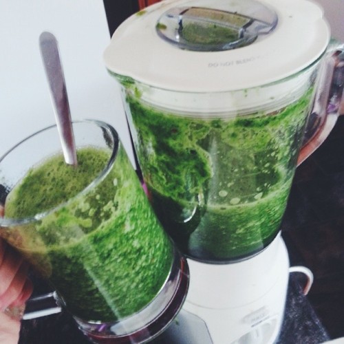 onefitmodel: This mornings’ smoothie - like 3 handfuls of kale, 2 apples, 2 pears, a lemon, a 