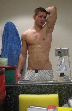 nakedguyselfies:  nakedguyselfies.tumblr.com