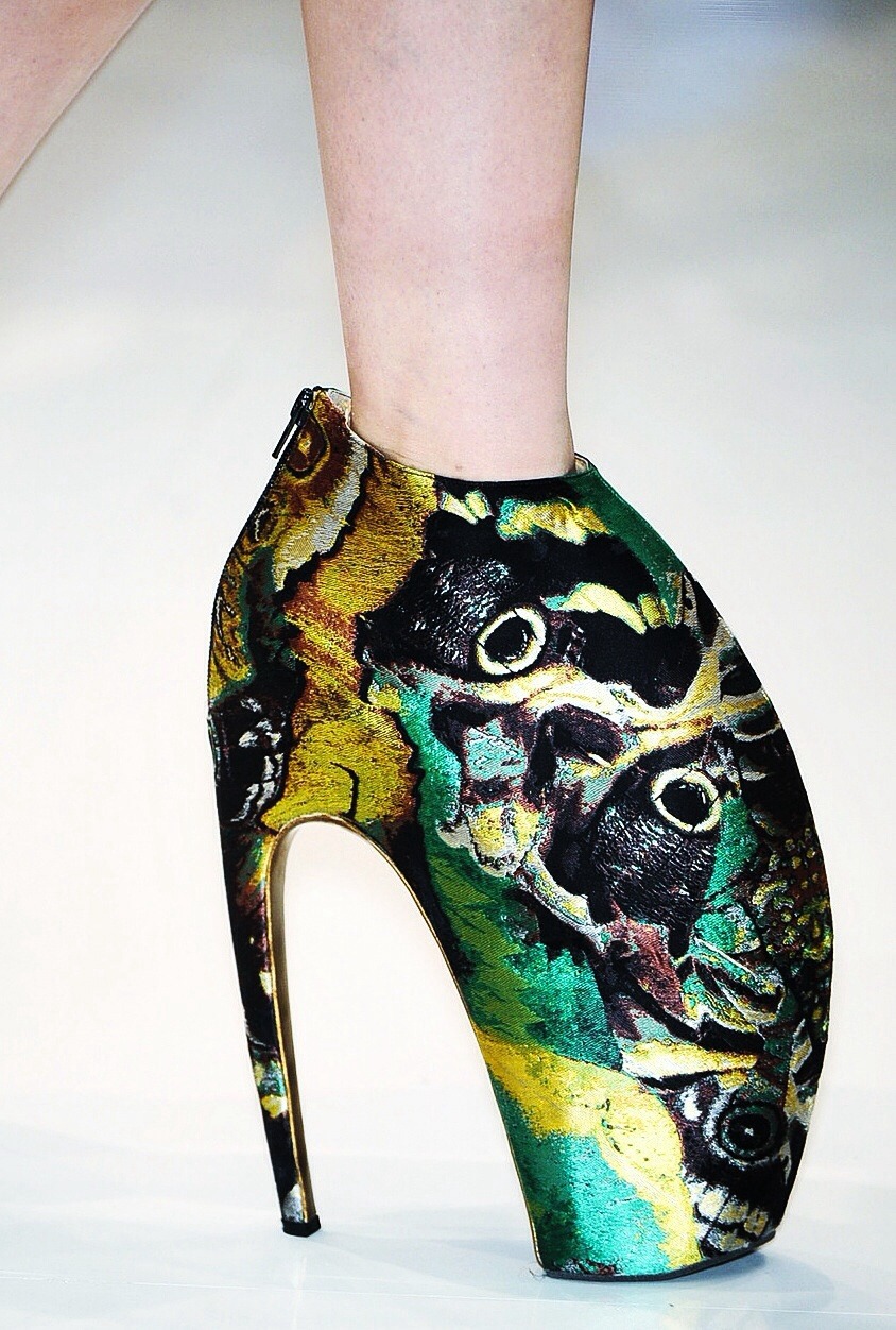 artkream:  isteiro:  details at Alexander McQueen S/S 2010 at PFW  I.G 